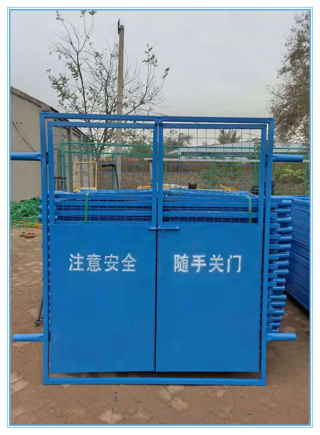 电梯防护门